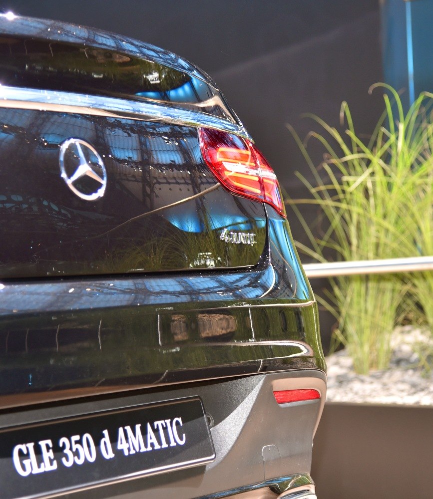 Close-up of rear with taillights and 4MATIC badge