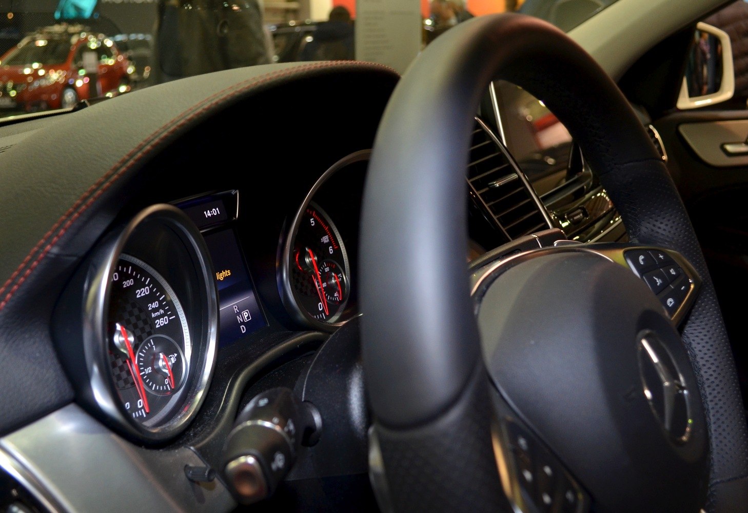 Steering wheel and instrument cluster with speedometer and tachometer