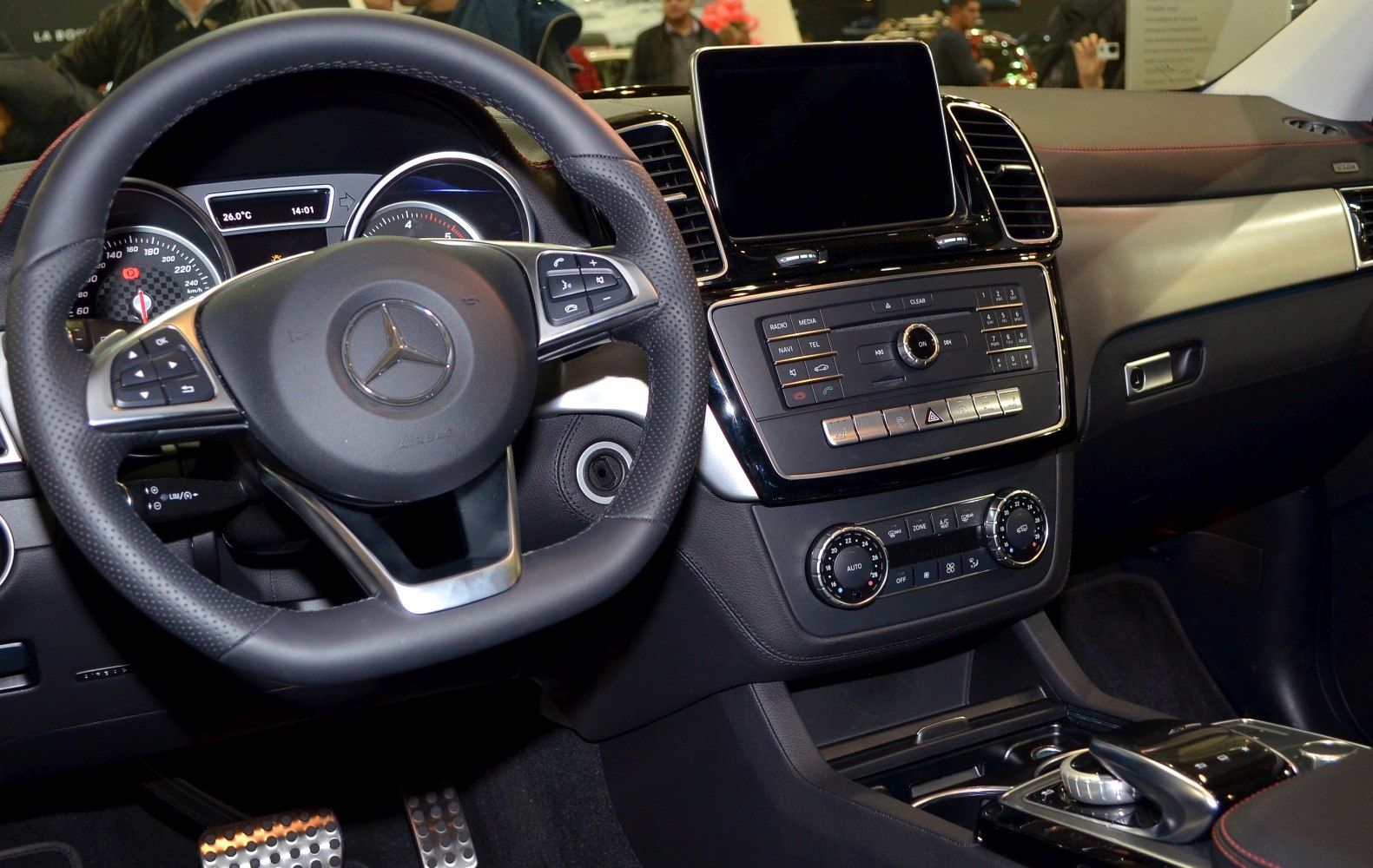 Steering wheel and central dashboard with infotainment and controls