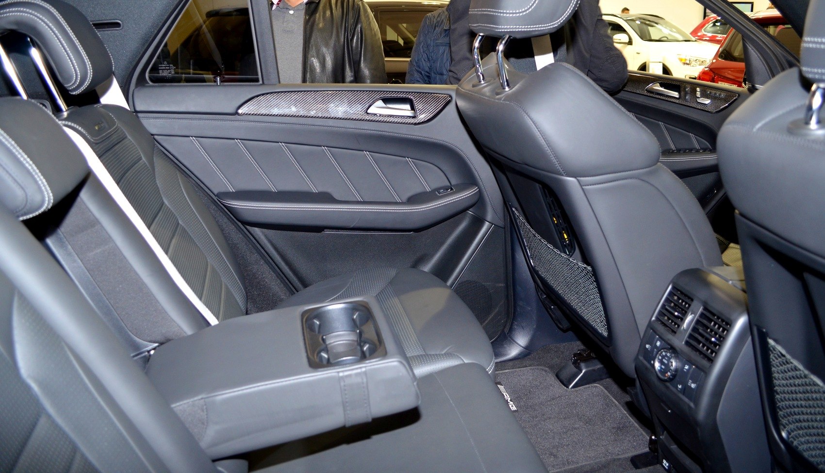 Rear leather seats with foldable armrest and climate control panel