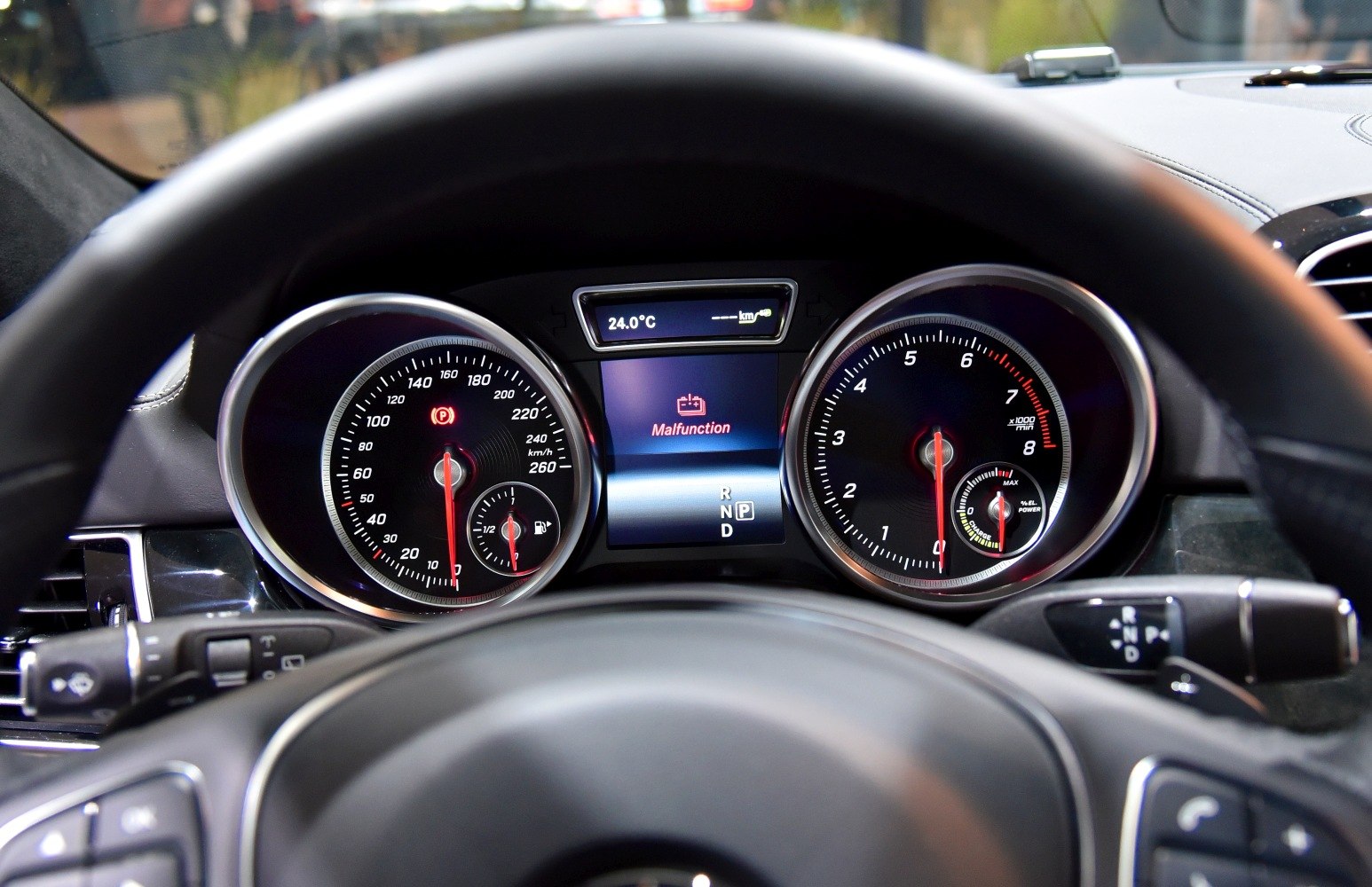 Instrument cluster with speedometer, tachometer, and central malfunction display