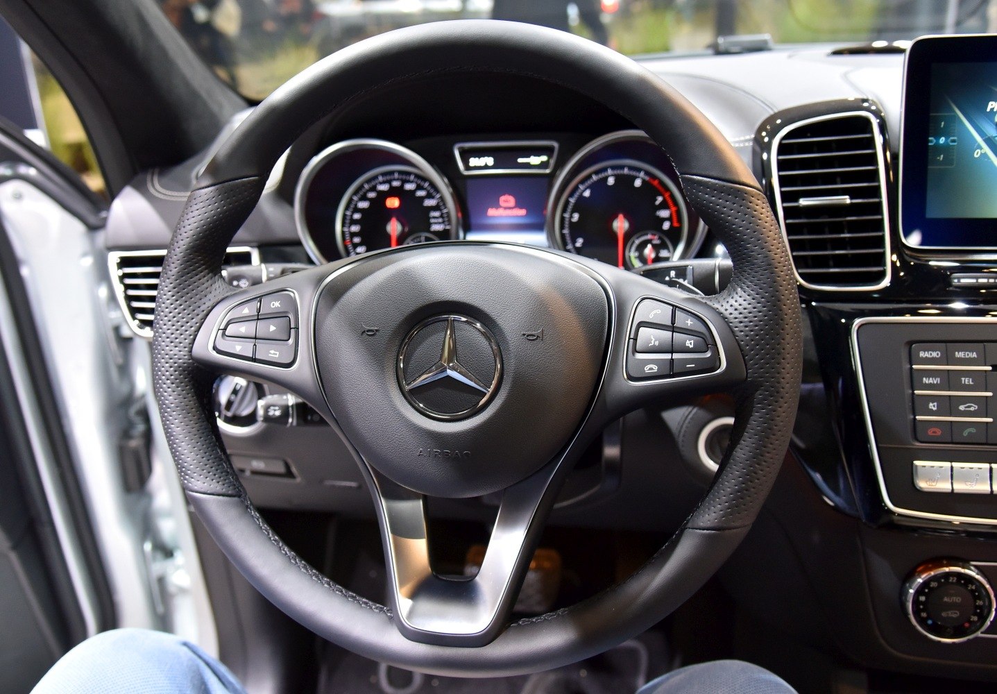 Steering wheel with control buttons and instrument cluster