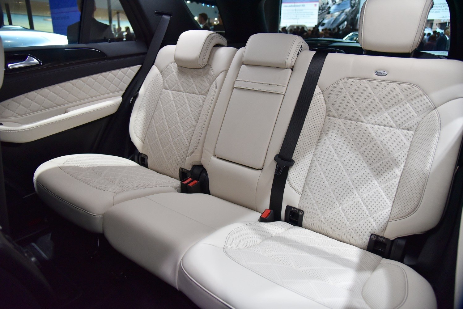Rear leather seats with quilted pattern and armrest