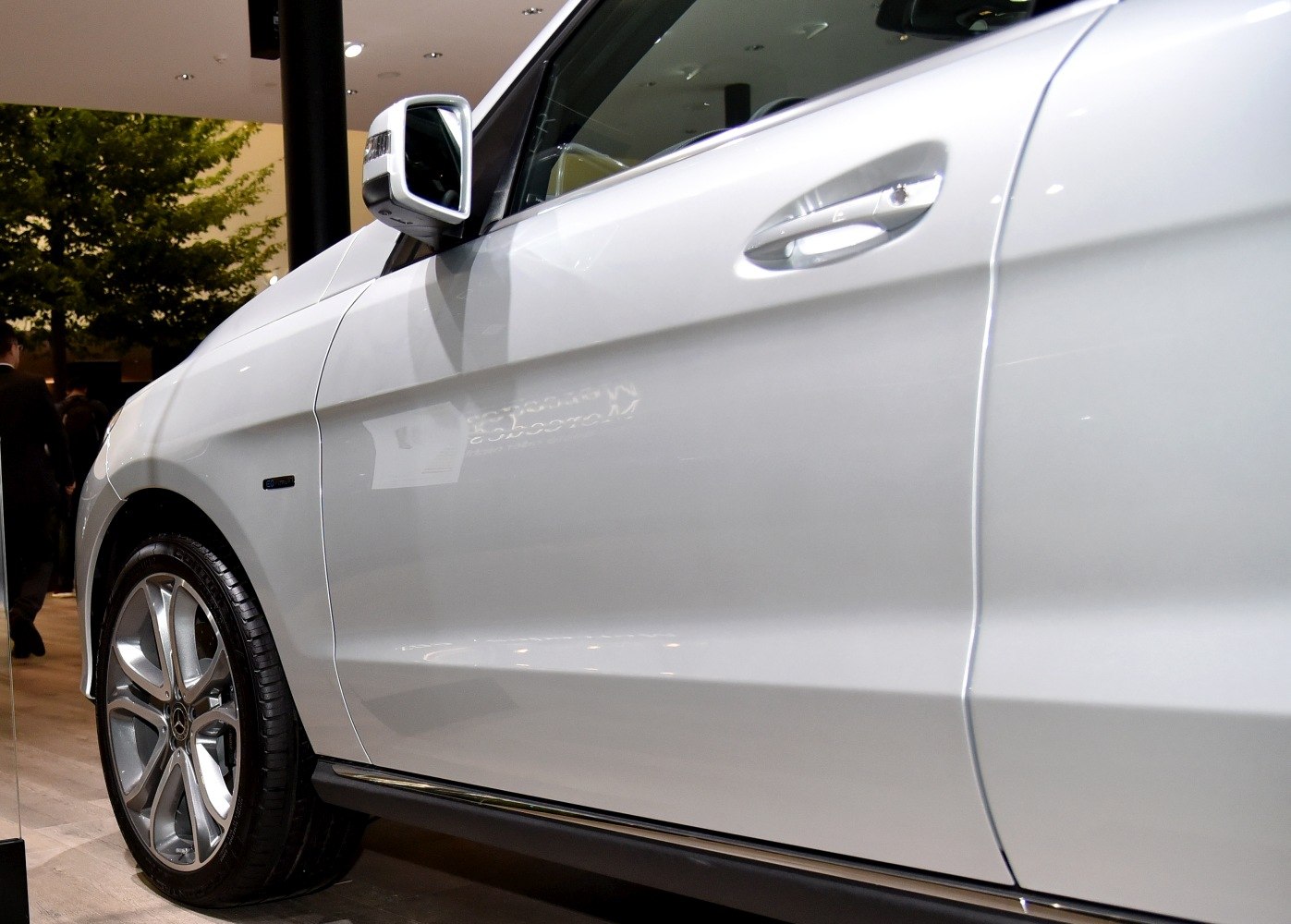 Side door, alloy wheel, and side mirror of luxury SUV