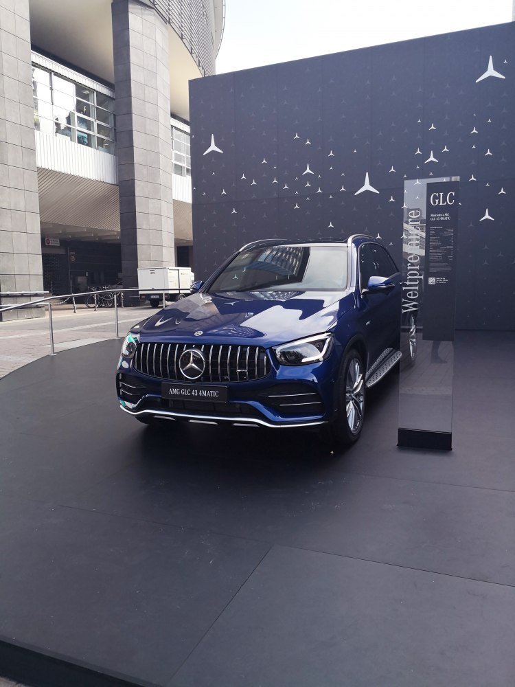 Front grille with vertical slats and LED headlights