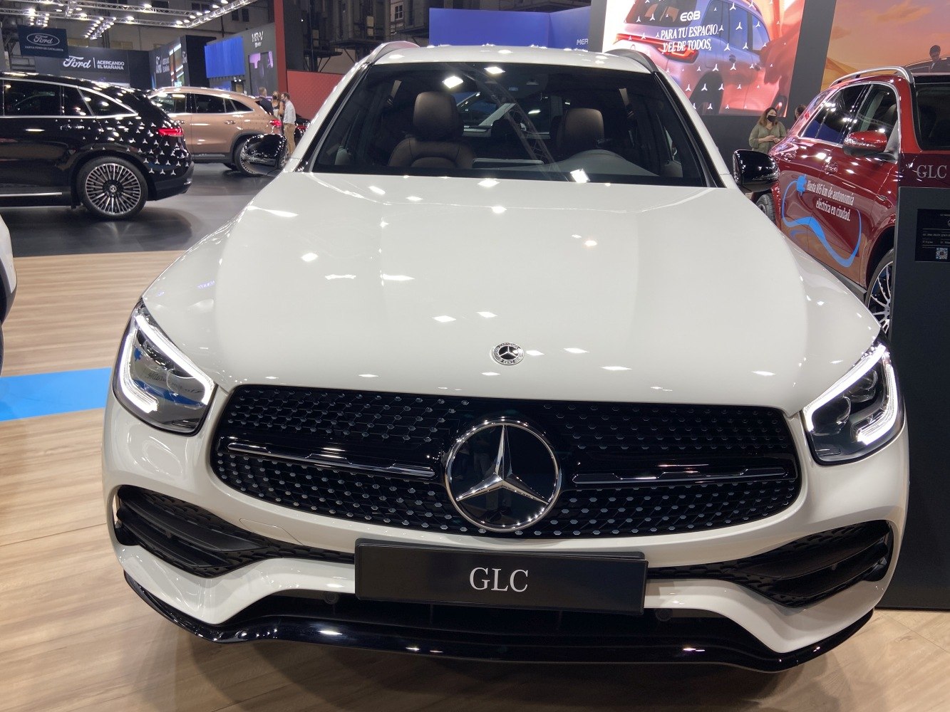 Front grille with Mercedes star emblem and LED headlights