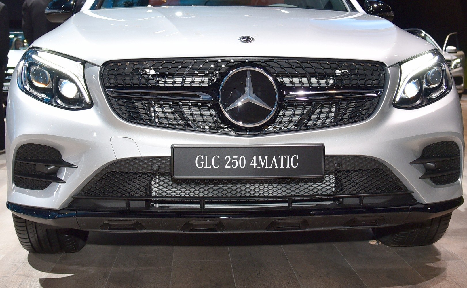 Close-up of front grille and headlights with 4MATIC badge