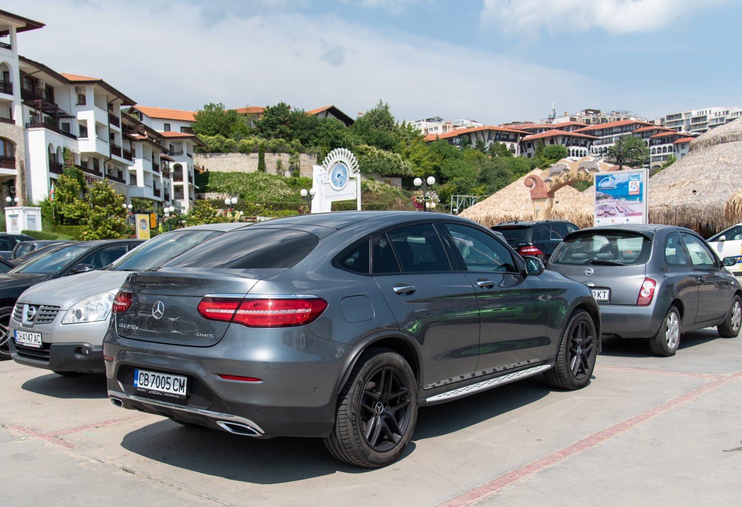 Rear side of coupe SUV with black alloy wheels and smooth roofline