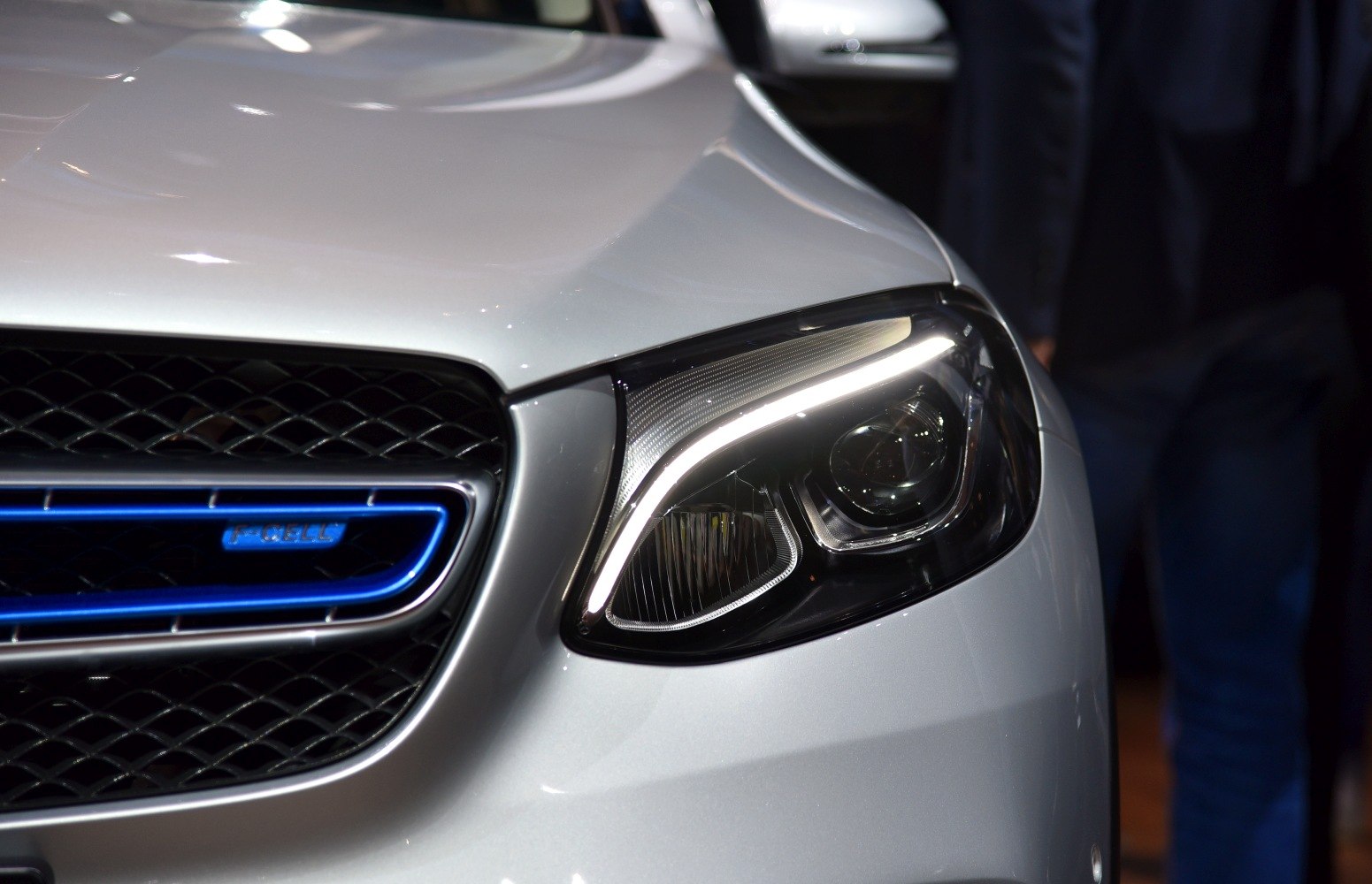 LED headlight with contour lighting and front grille with blue accent