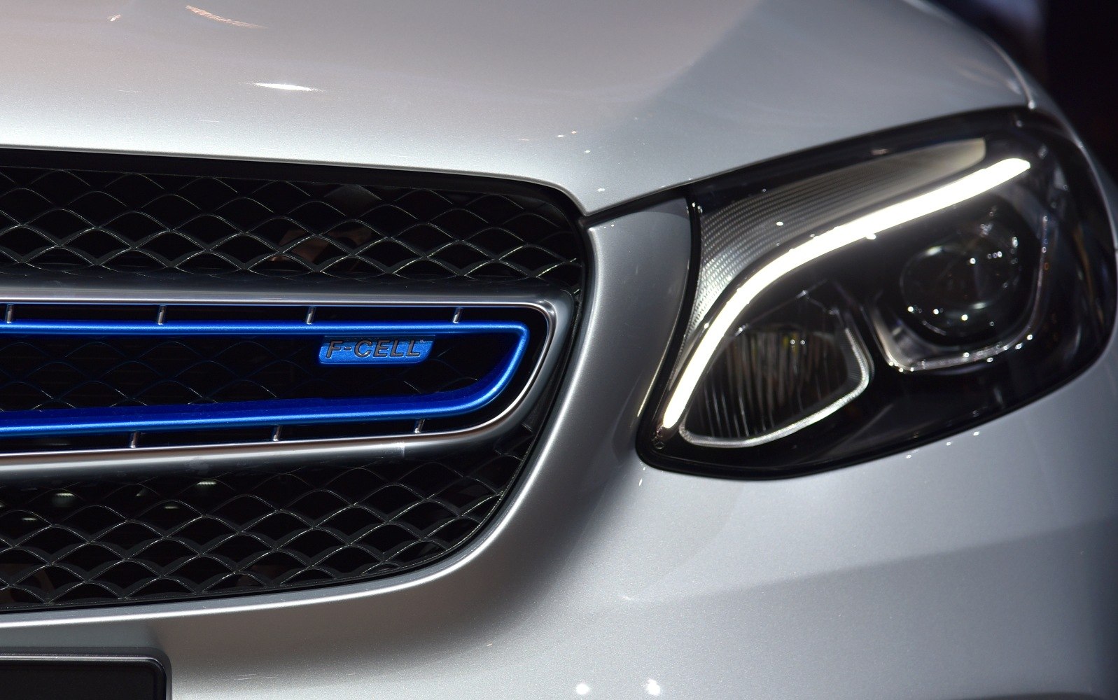 Front grille with F-CELL badge and LED headlight detail.