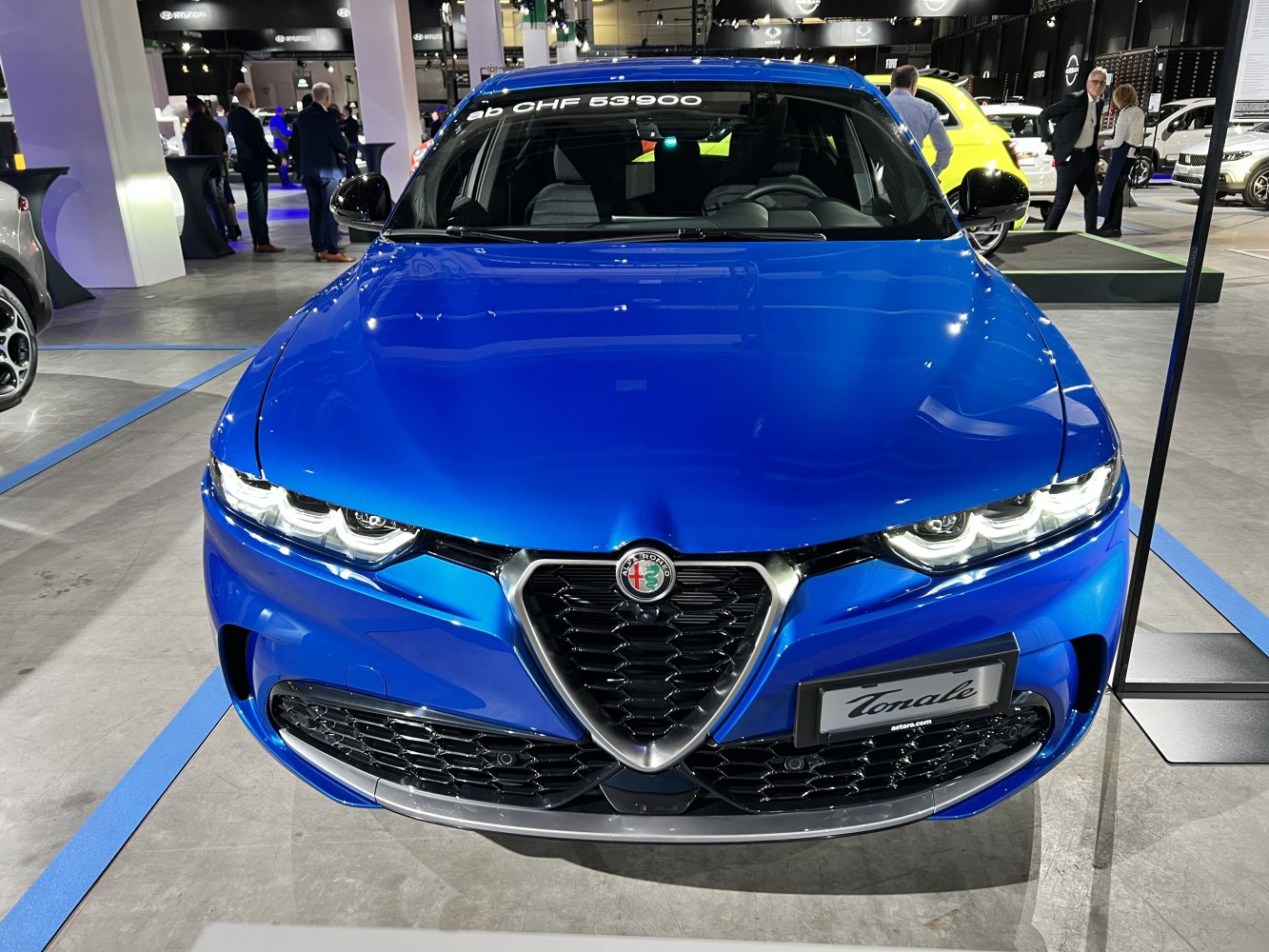 Front fascia with LED headlights and iconic Alfa Romeo grille