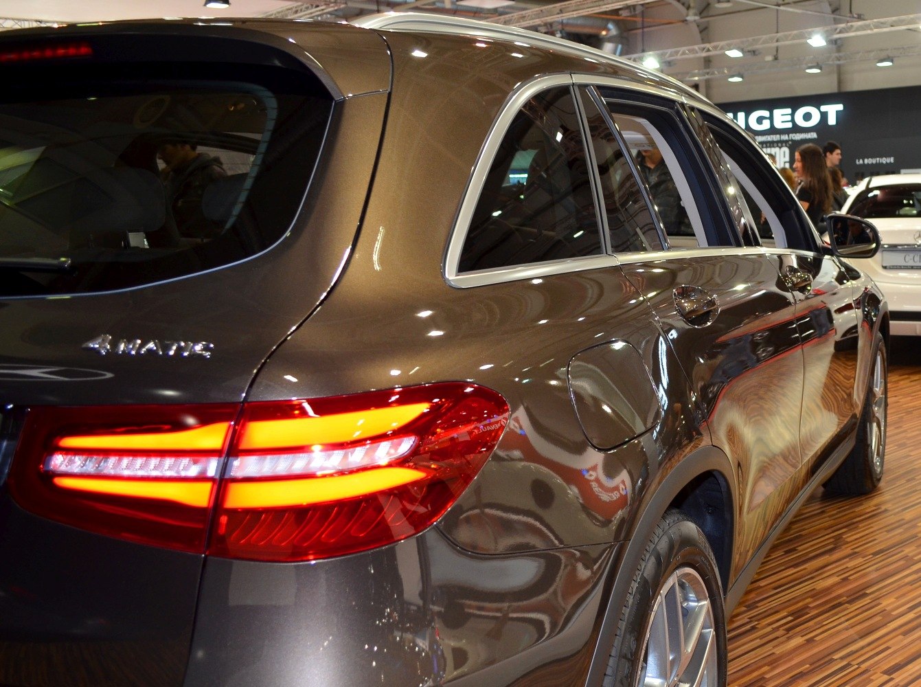 SUV rear side with LED tail light and 4MATIC badge.
