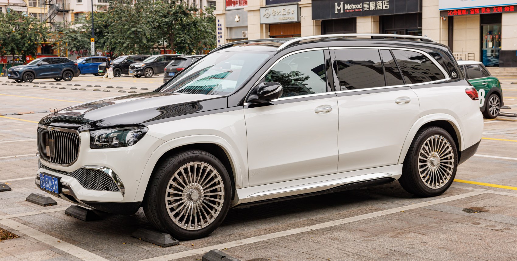 Two-tone premium SUV with distinctive grille and multi-spoke alloy wheels