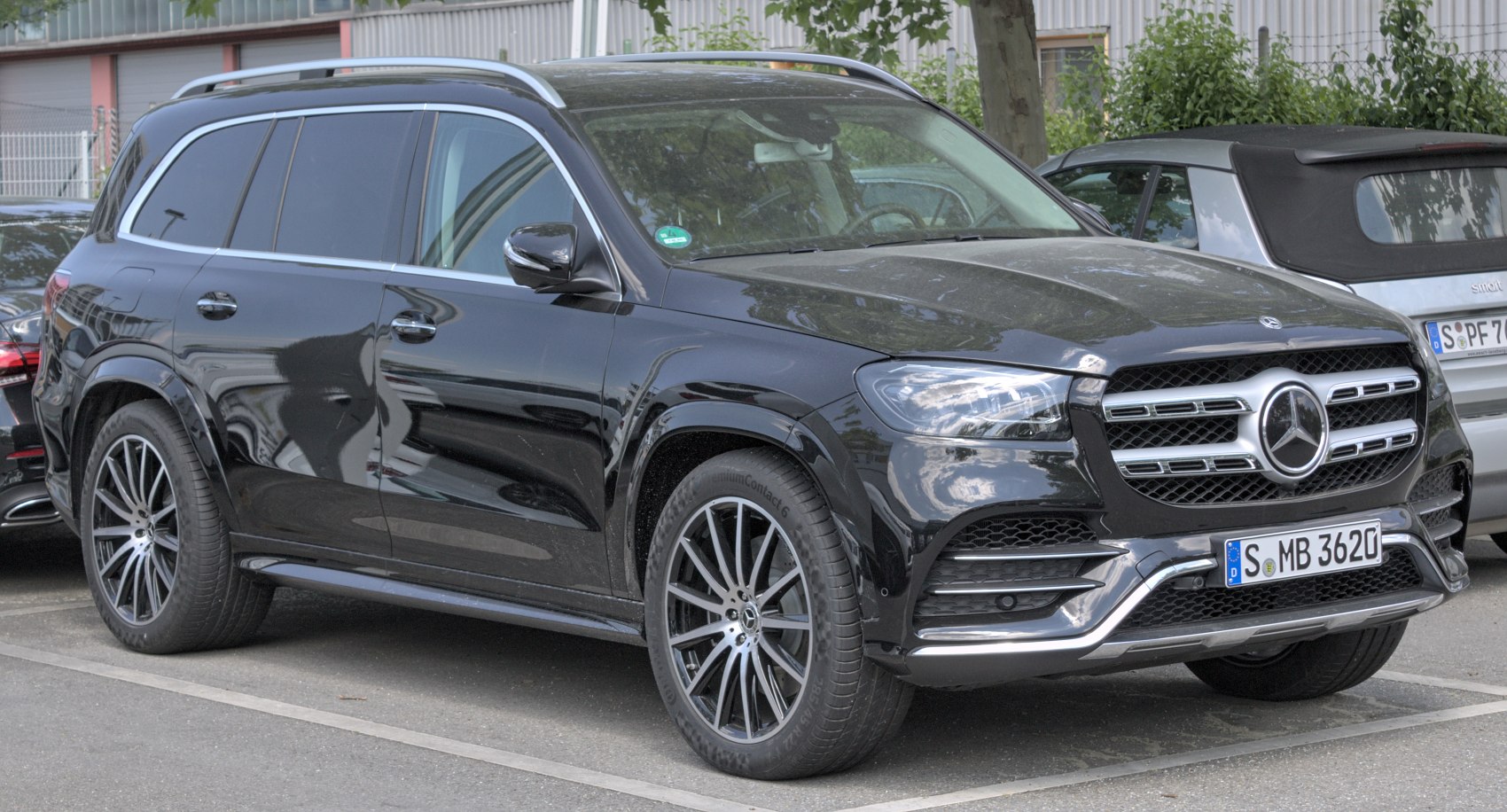 Black luxury SUV front-side with alloy wheels