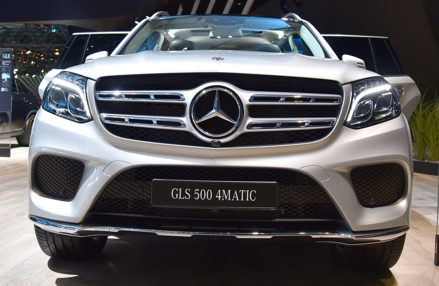 Large chrome grille with LED daytime running lights on front of luxury SUV