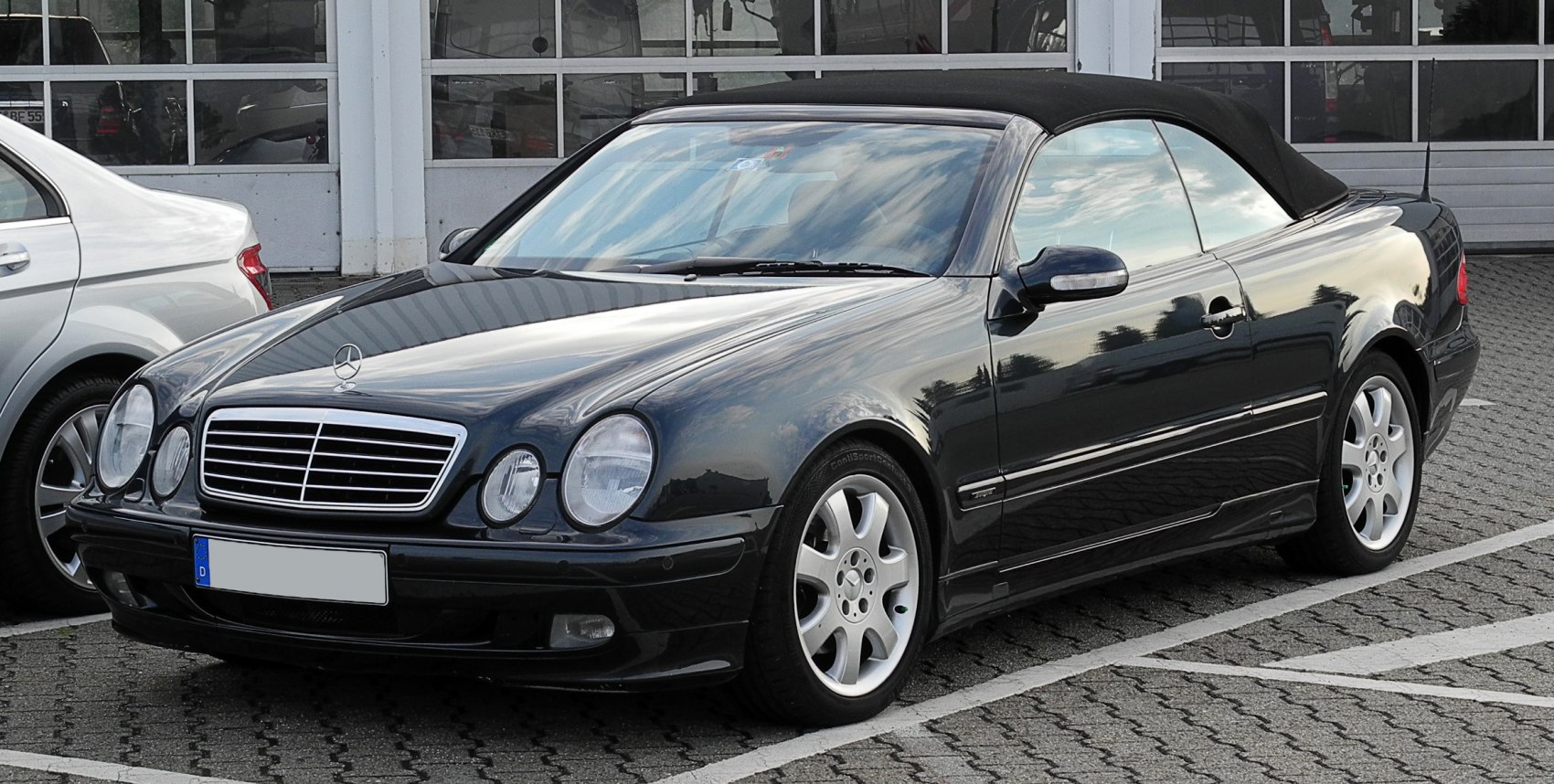 Facelift convertible with dual round headlights and soft top