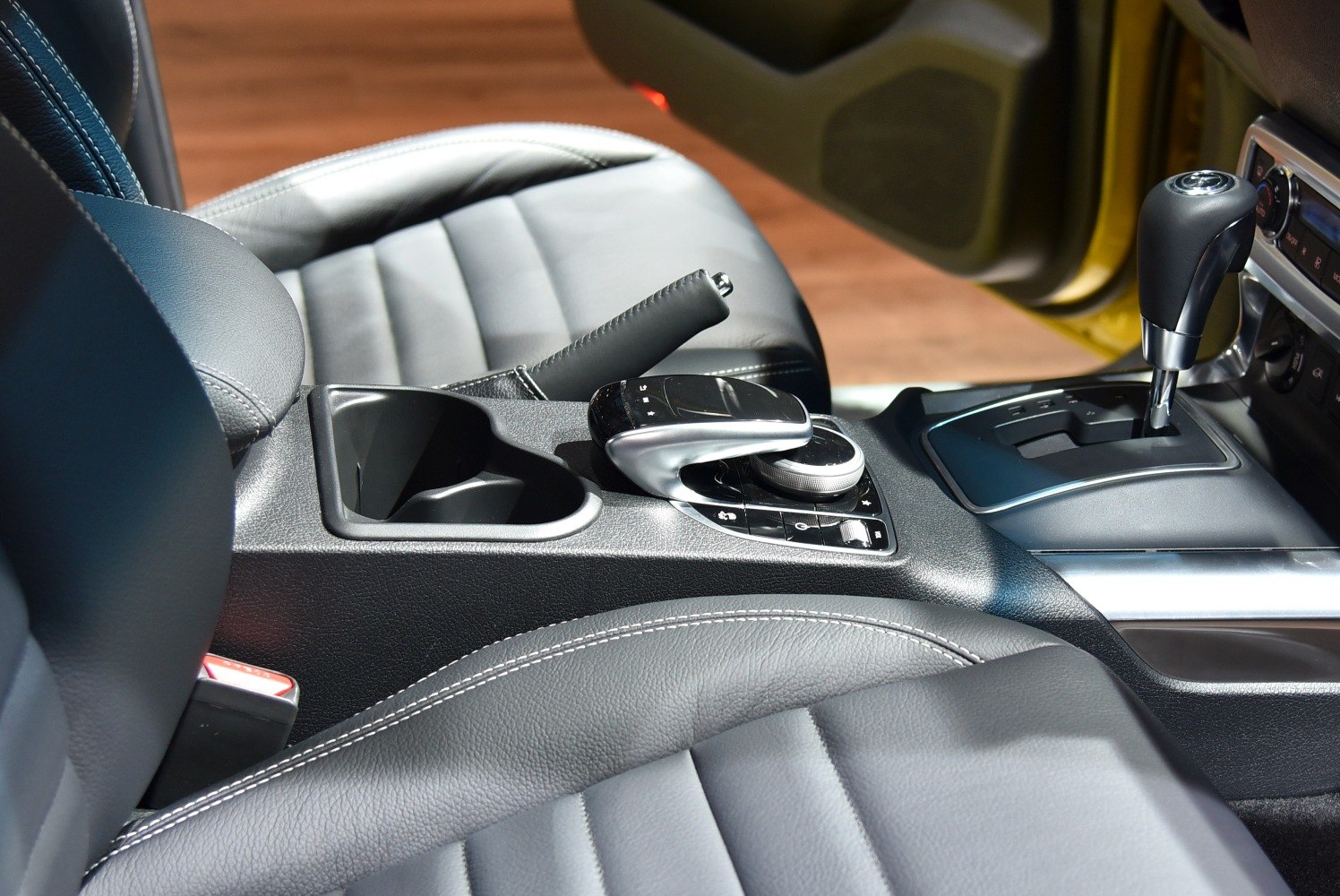 Gear shift lever and control knob in a leather interior