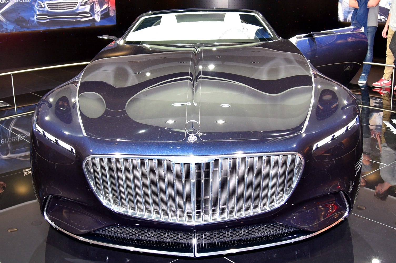 Sleek front with vertical grille and LED headlights