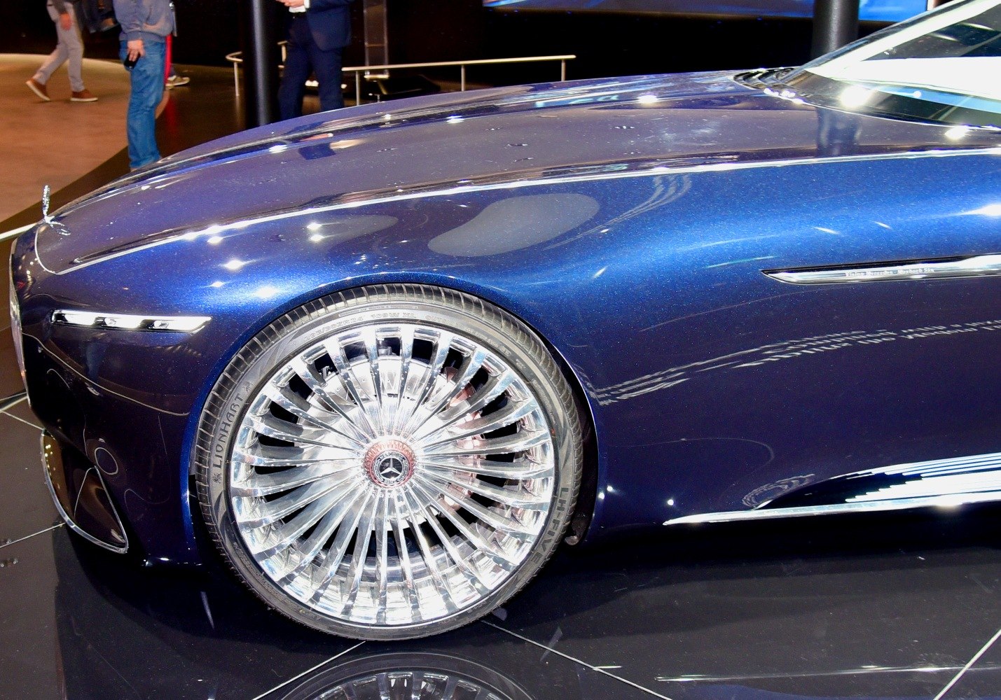 Luxury chrome multi-spoke wheel and smooth front fender detail