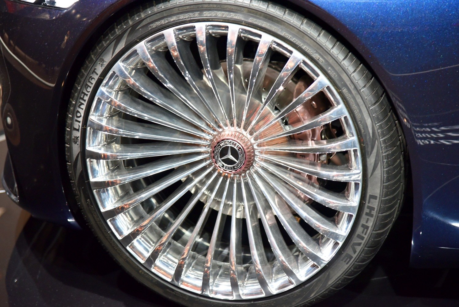 Polished multi-spoke luxury alloy wheel close-up