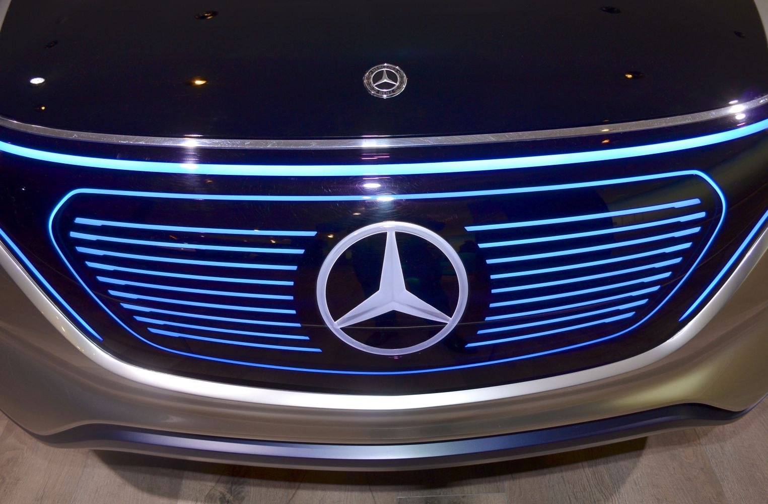 Illuminated front grille with blue lights and Mercedes-Benz star emblem