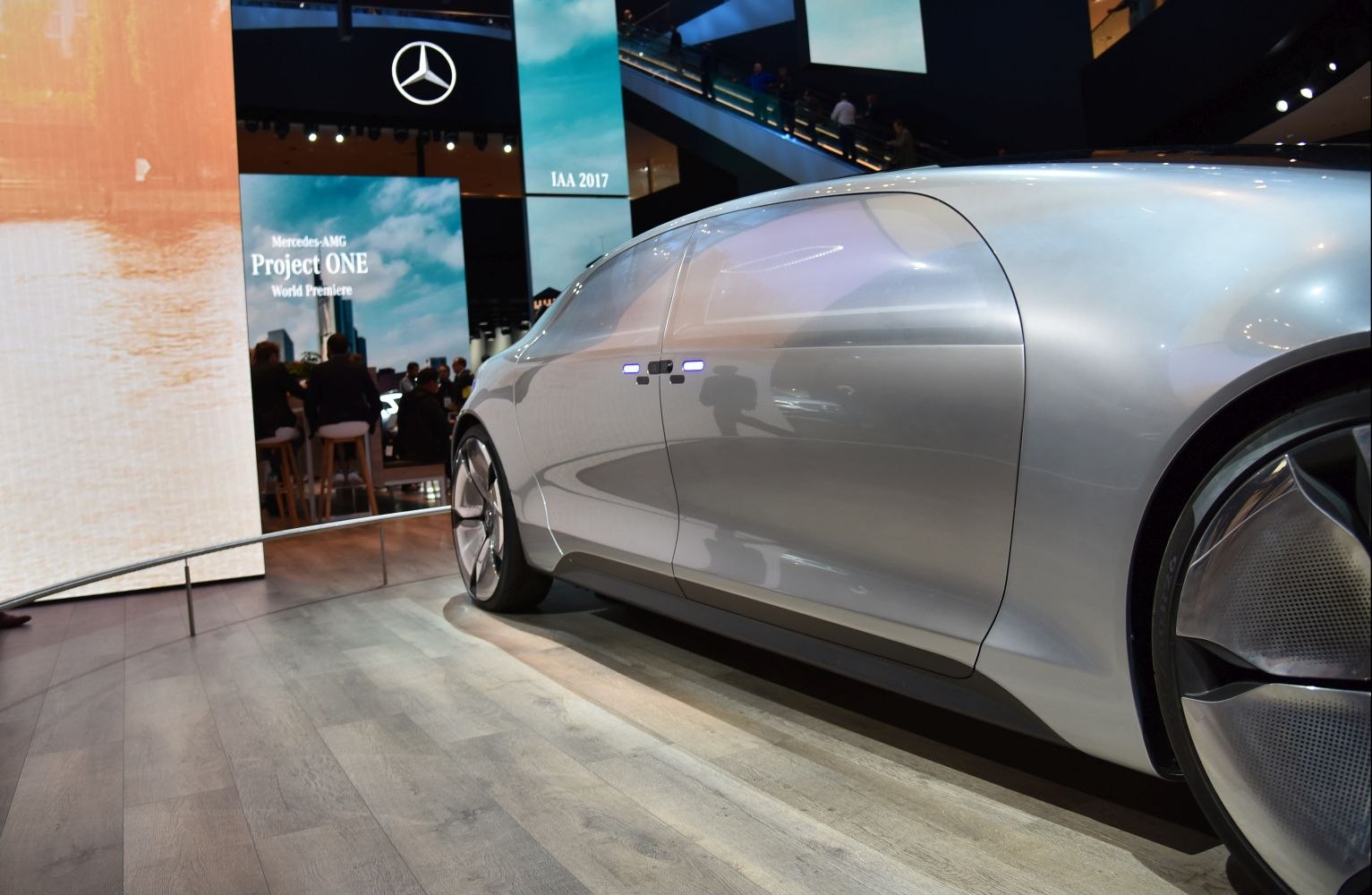 Smooth side profile with futuristic aerodynamic wheels