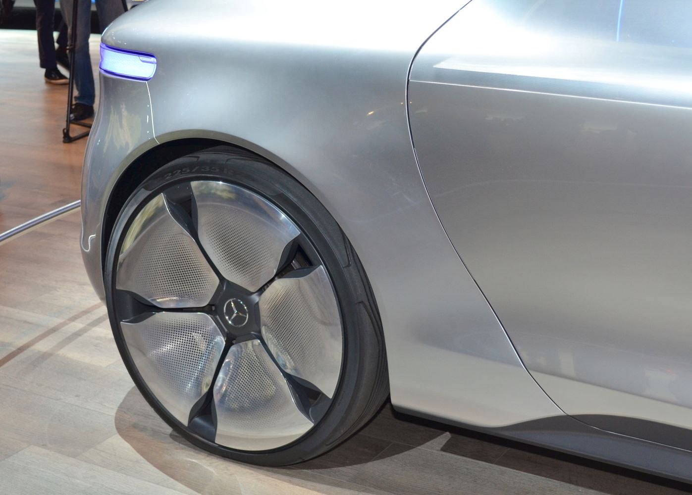 Aerodynamic alloy wheel with smooth silver body panel