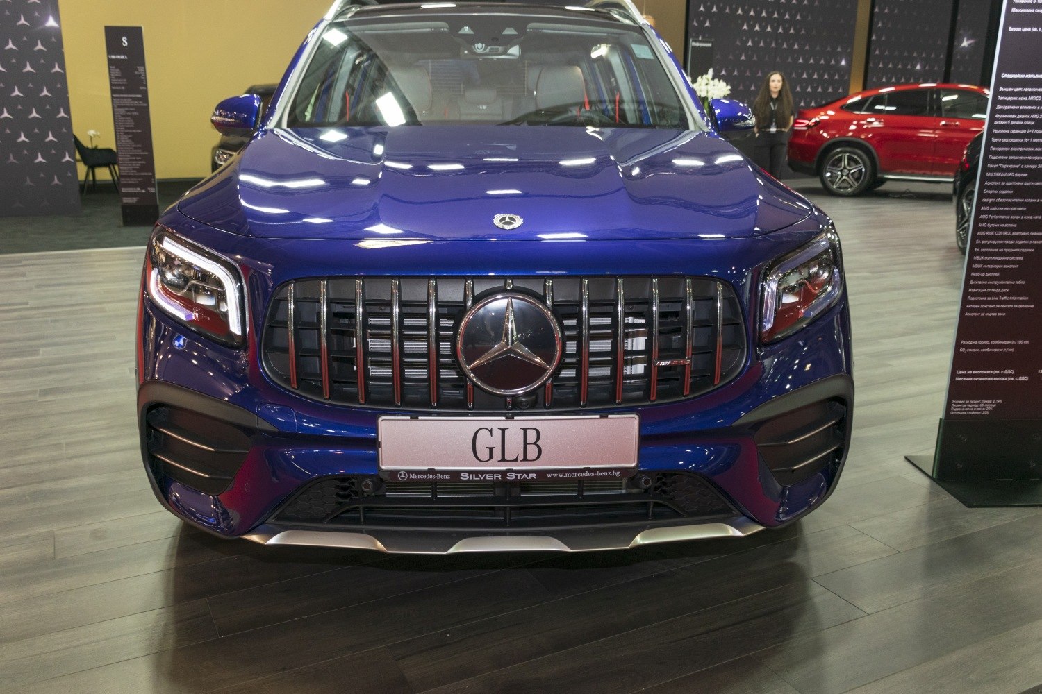 Front fascia with Panamericana grille and LED headlights