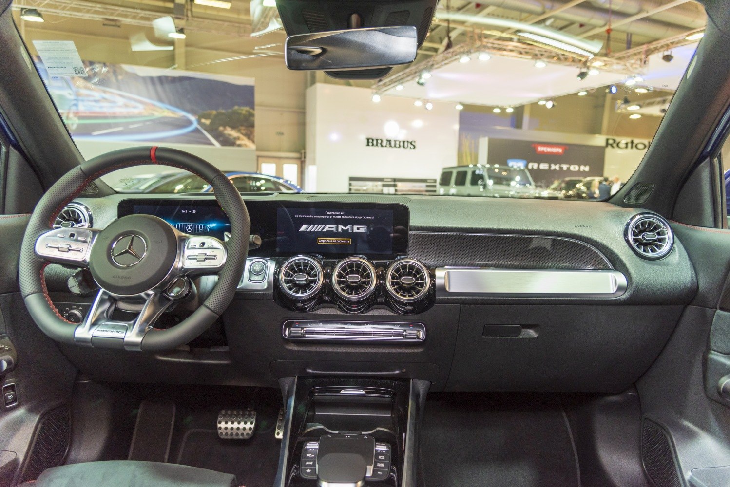 Dashboard with AMG display and sporty steering wheel with multiple controls