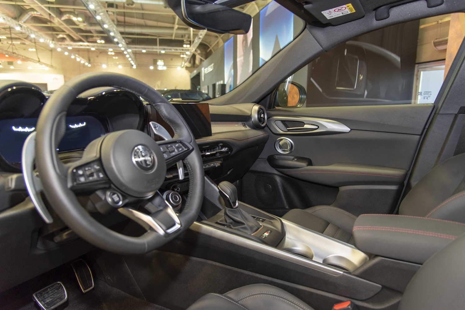 Digital dashboard, multifunction steering wheel, central console with gear shifter