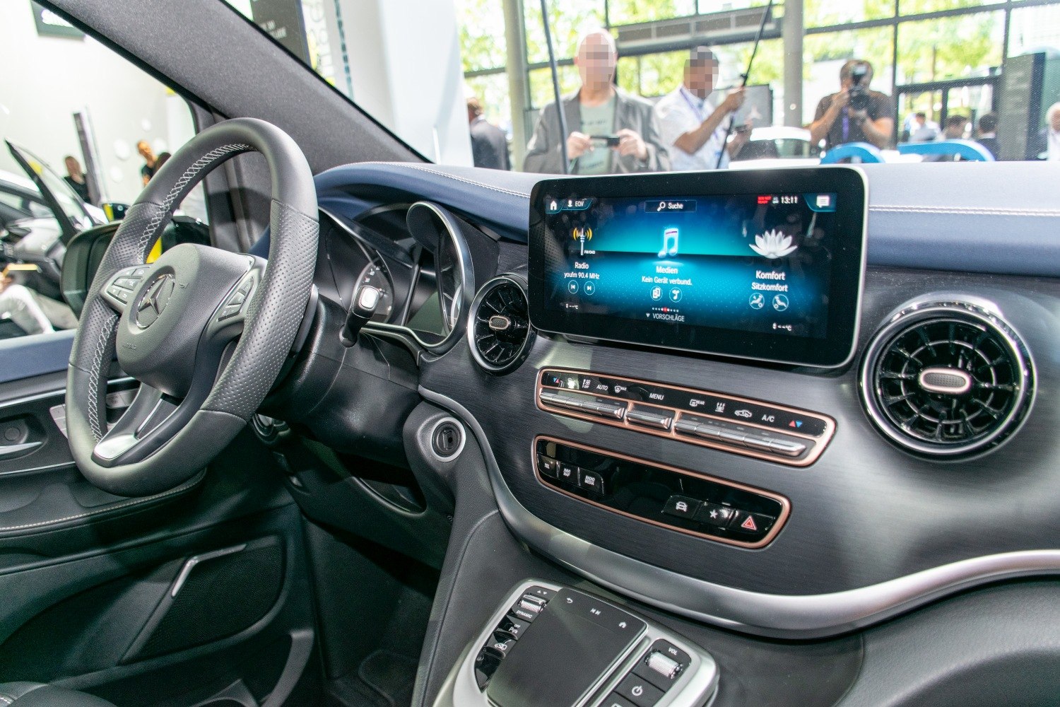 Digital display screen and multifunction steering wheel in vehicle interior