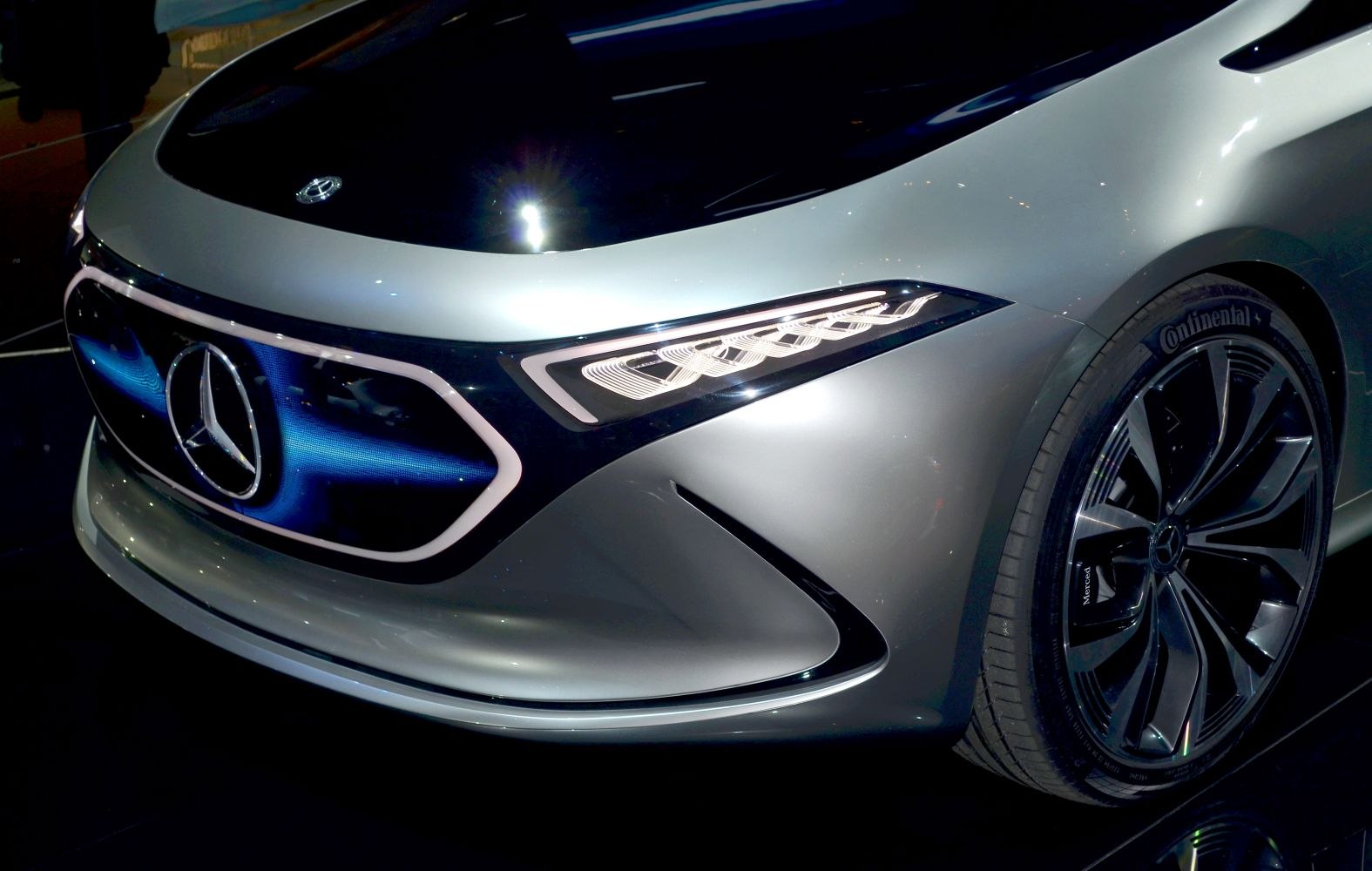 Futuristic front grille and LED headlights with detailed wheel design