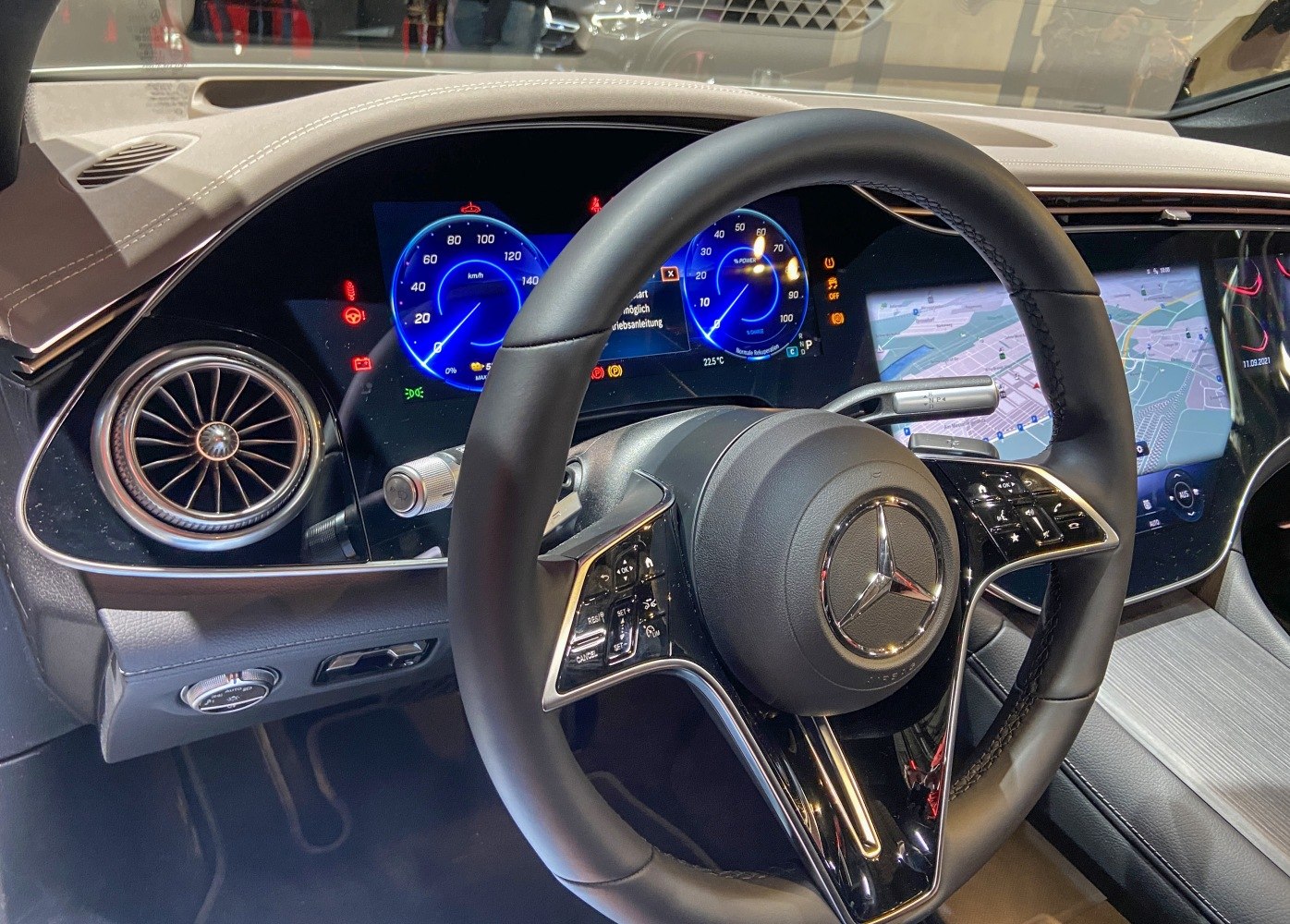 Digital dashboard and multifunction steering wheel with touchscreen navigation