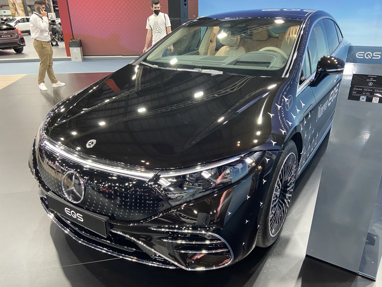 Sleek front end with LED headlamps and star-pattern grille