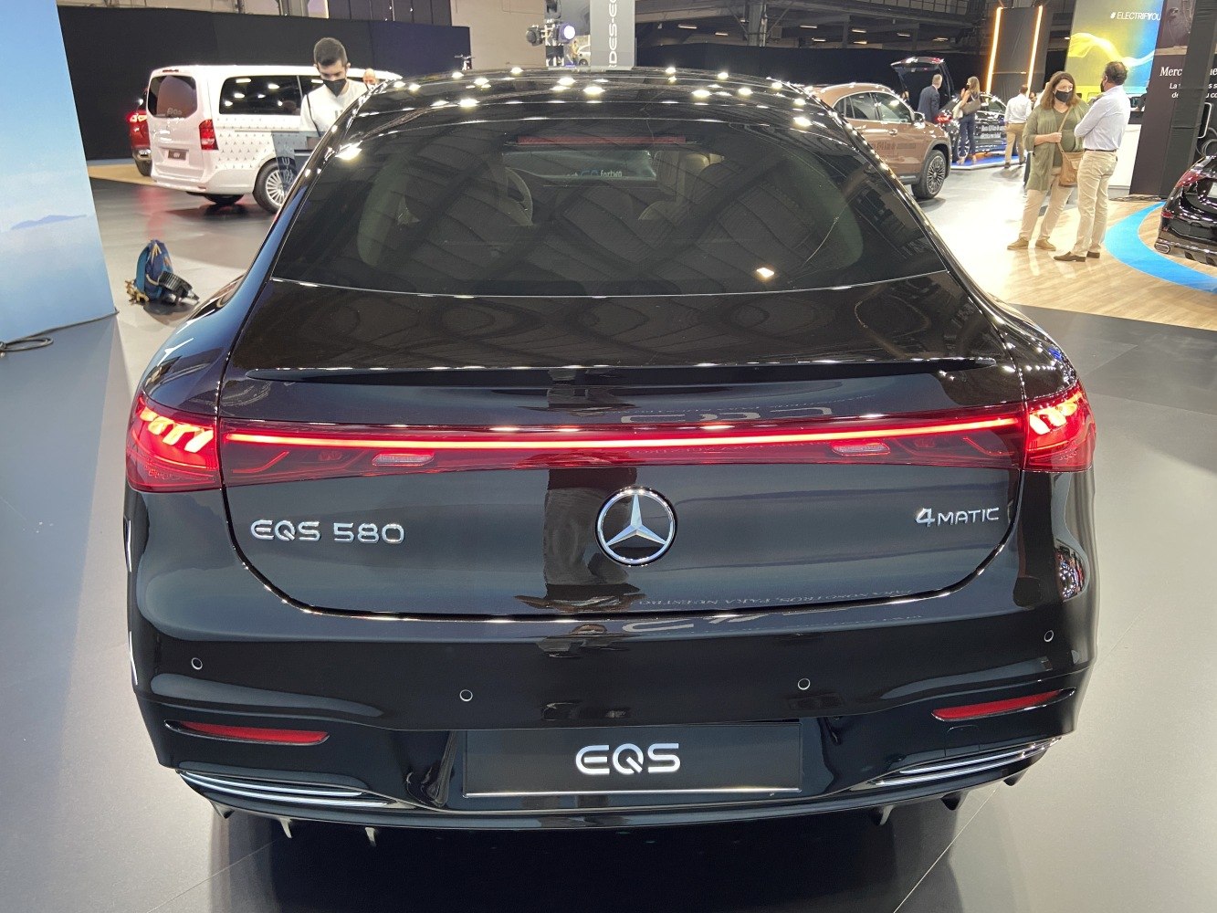 Rear view with continuous LED tail light and 4MATIC badge