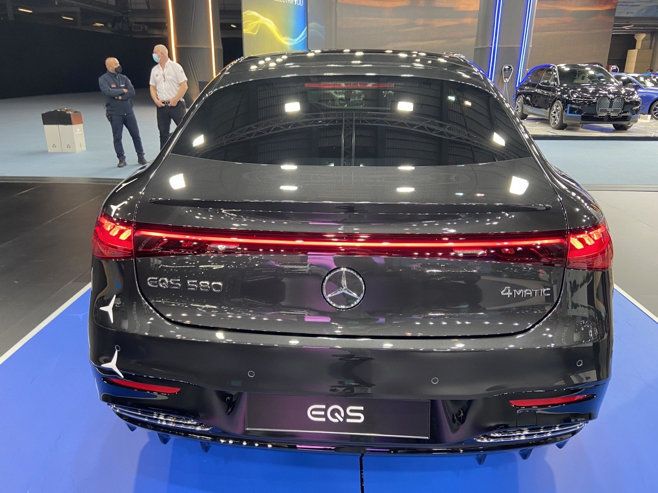 Rear view with continuous LED light strip and 4MATIC badge