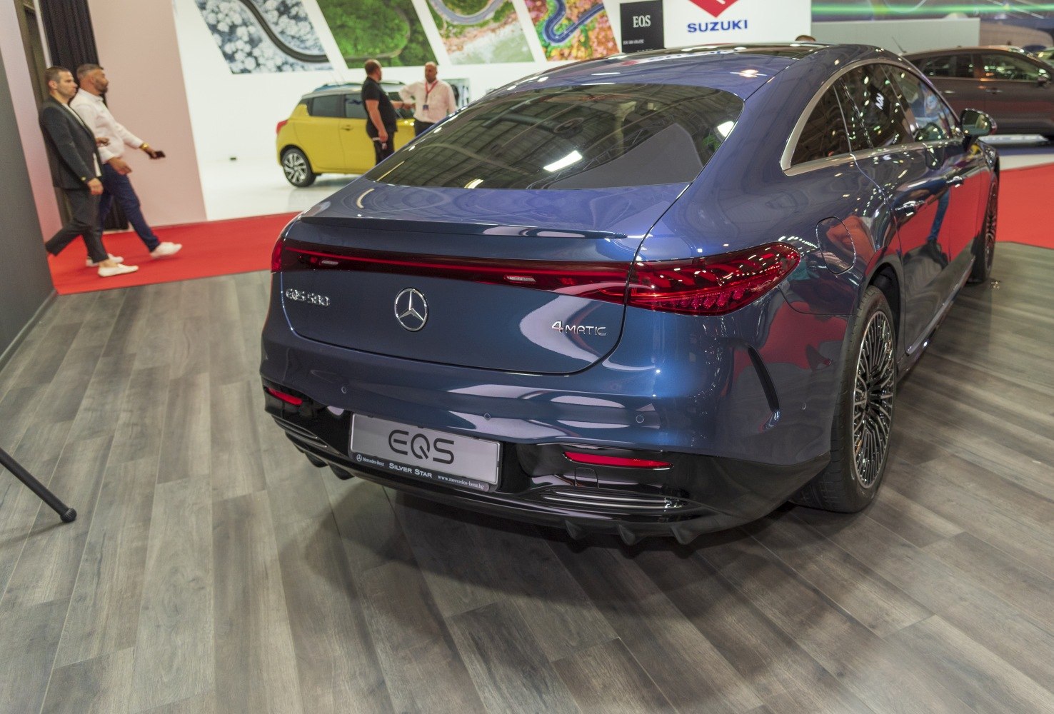 Rear view with connected tail light and 4MATIC badge