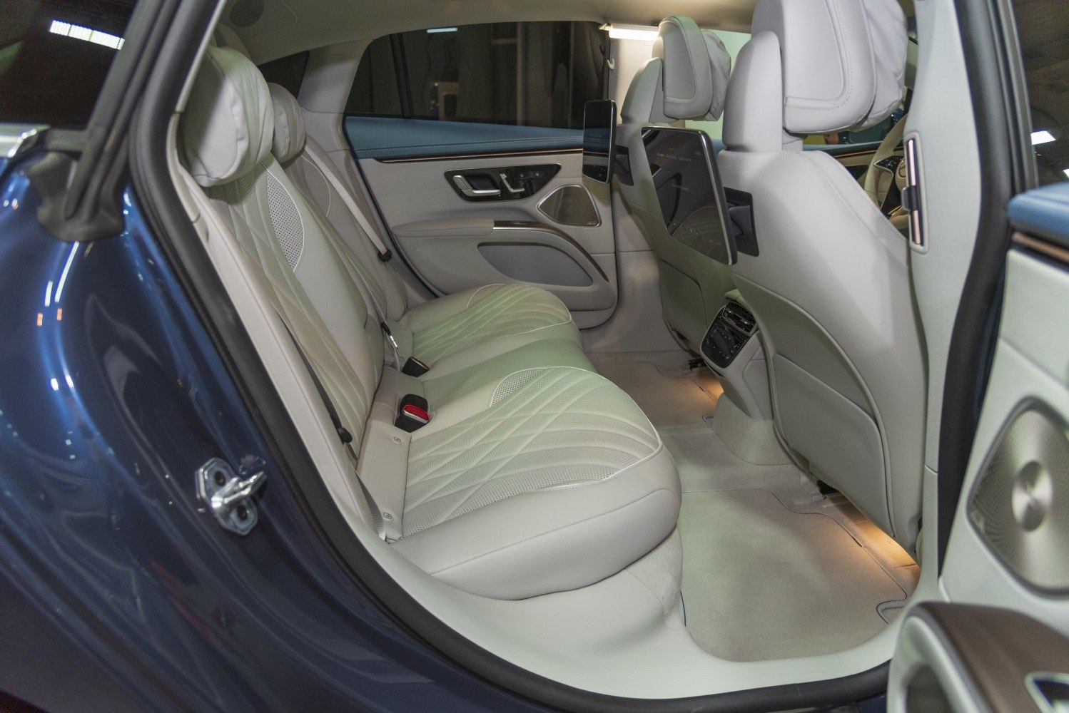 Rear passenger leather seats and dual rear entertainment screens