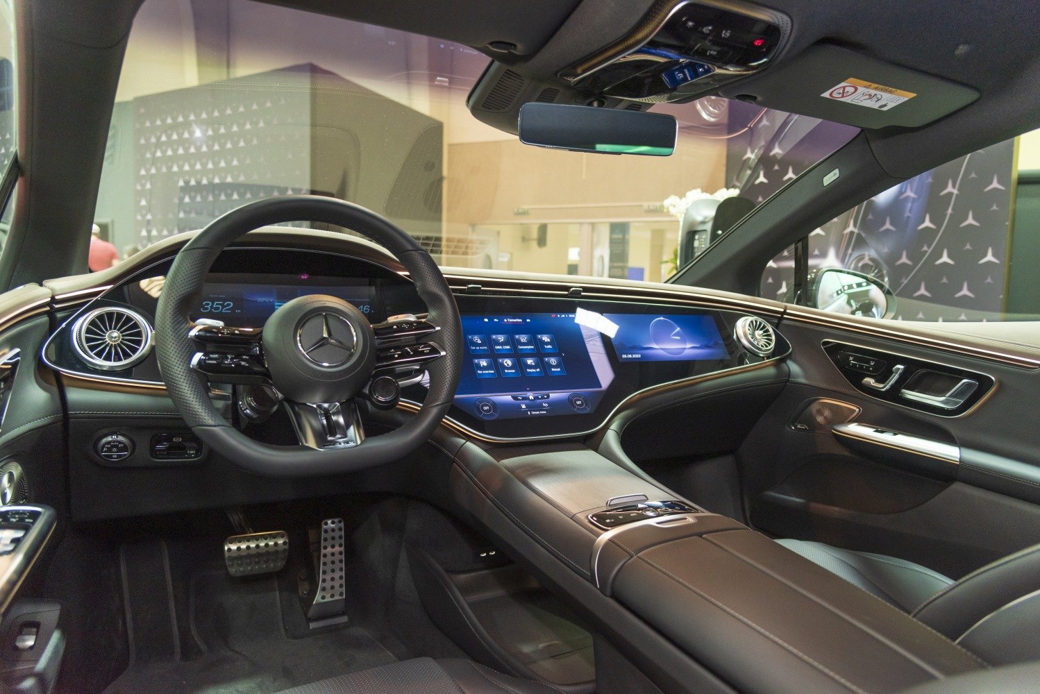 Digital dashboard and widescreen touchscreen interior