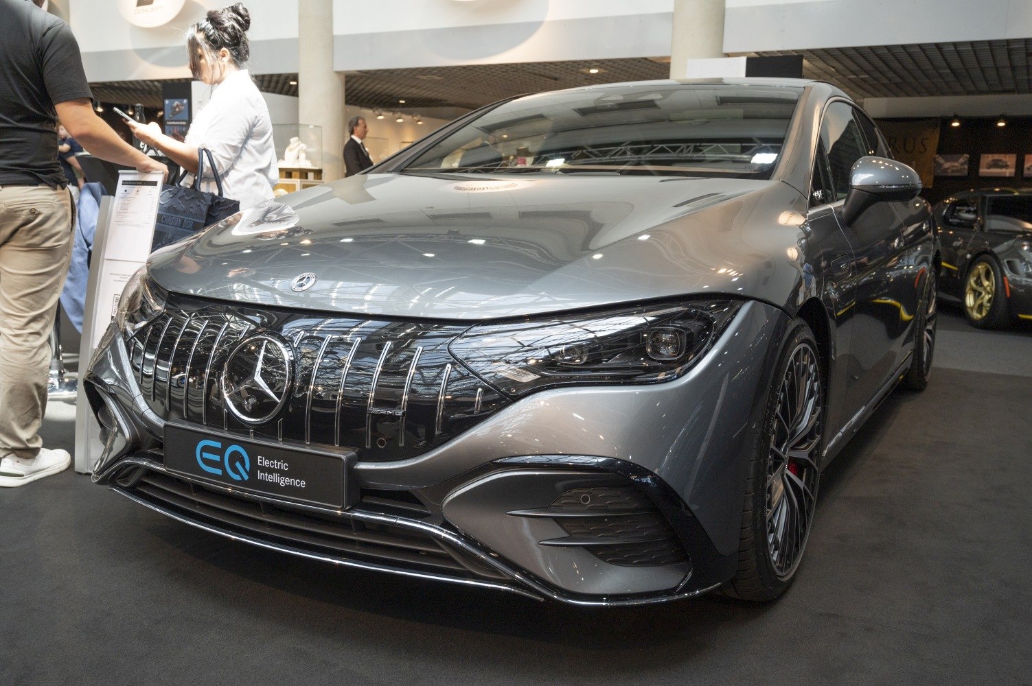 Front grille with vertical chrome slats and LED headlights