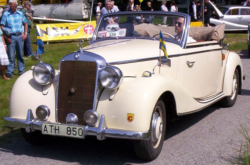 Convertible with rounded headlights and chrome grille