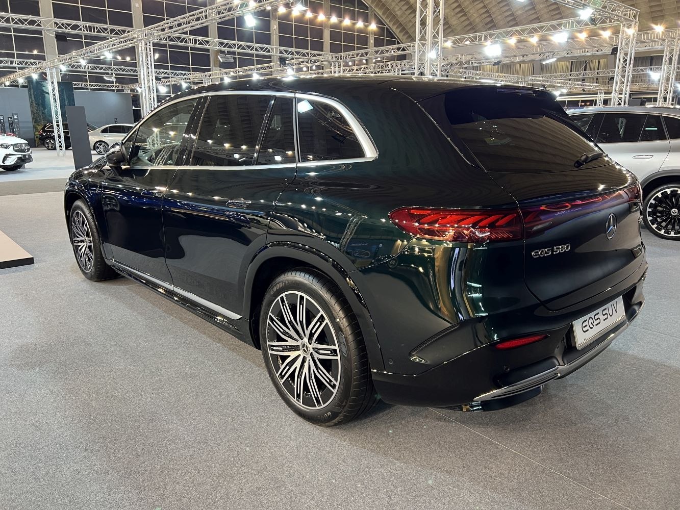Rear side view with alloy wheels and LED taillights