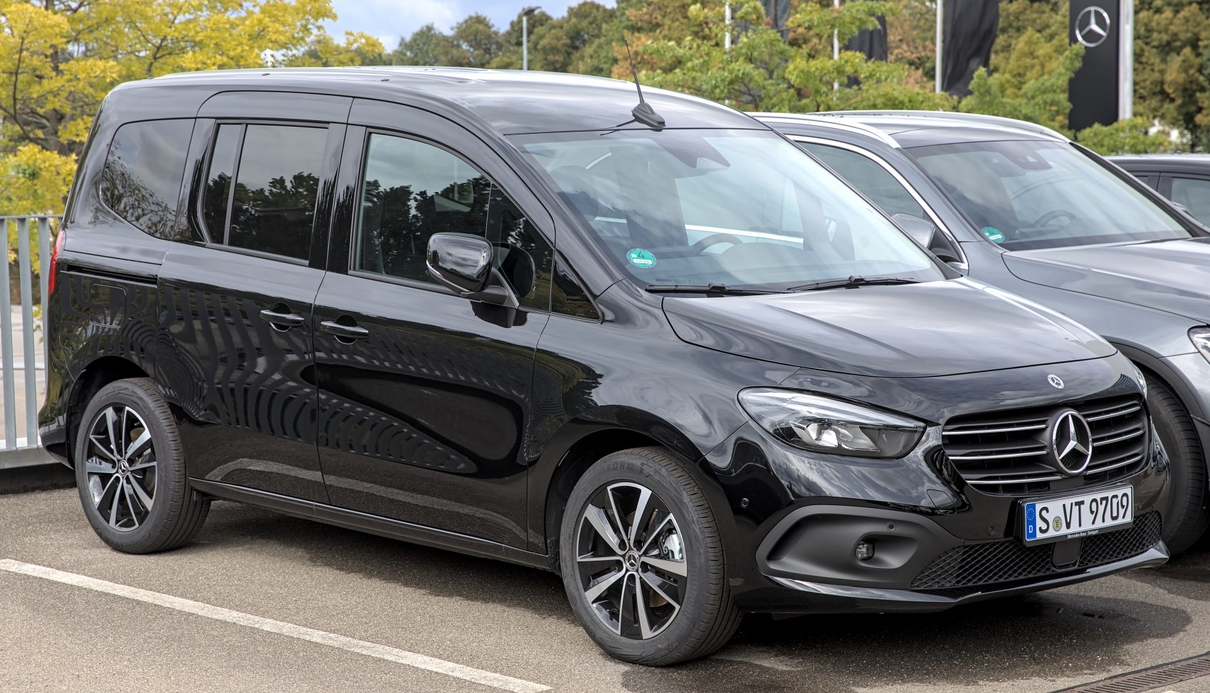Black MPV with modern grille and alloy wheels front side view