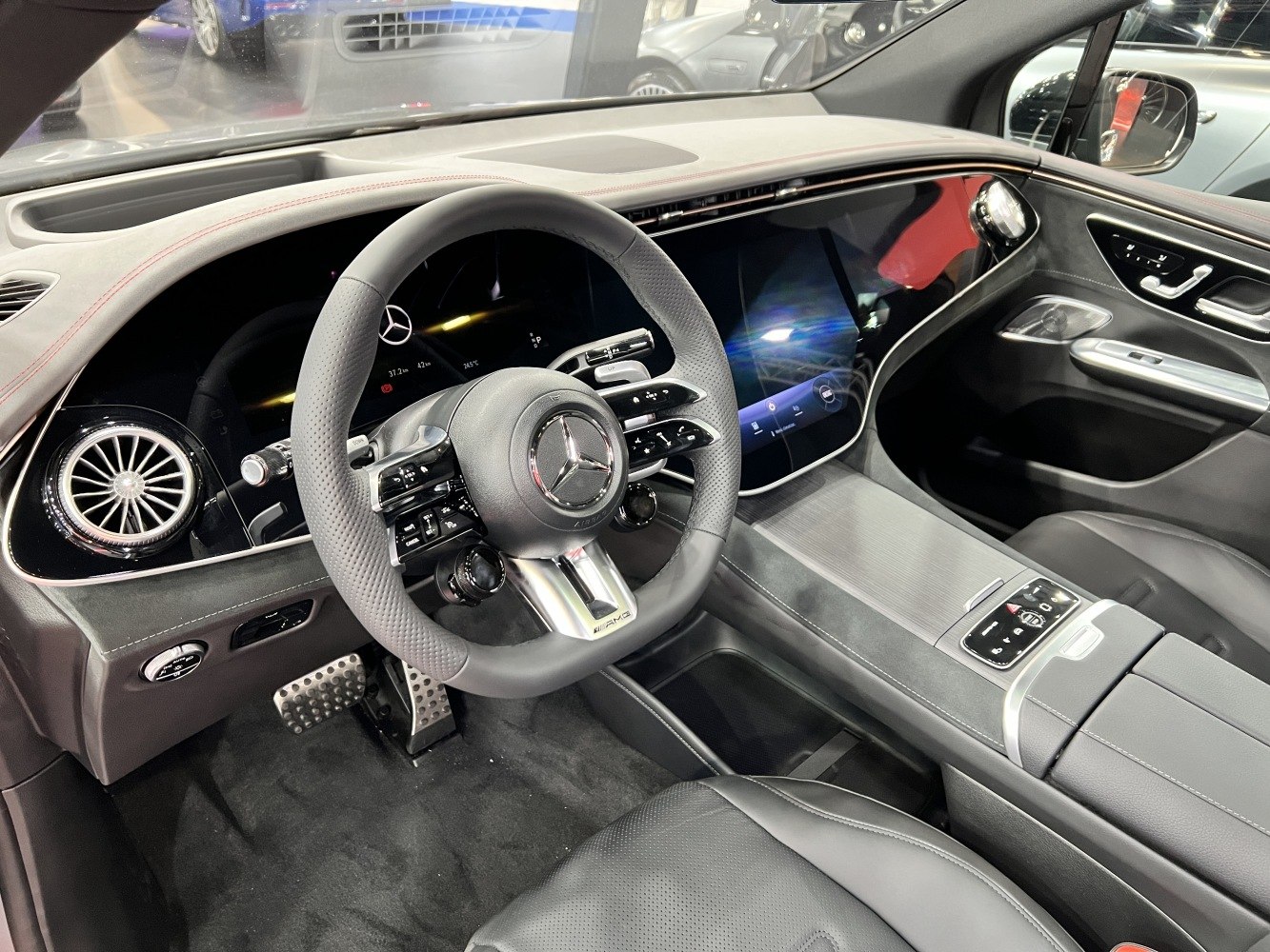 Digital dashboard and multifunction steering wheel in luxury SUV interior