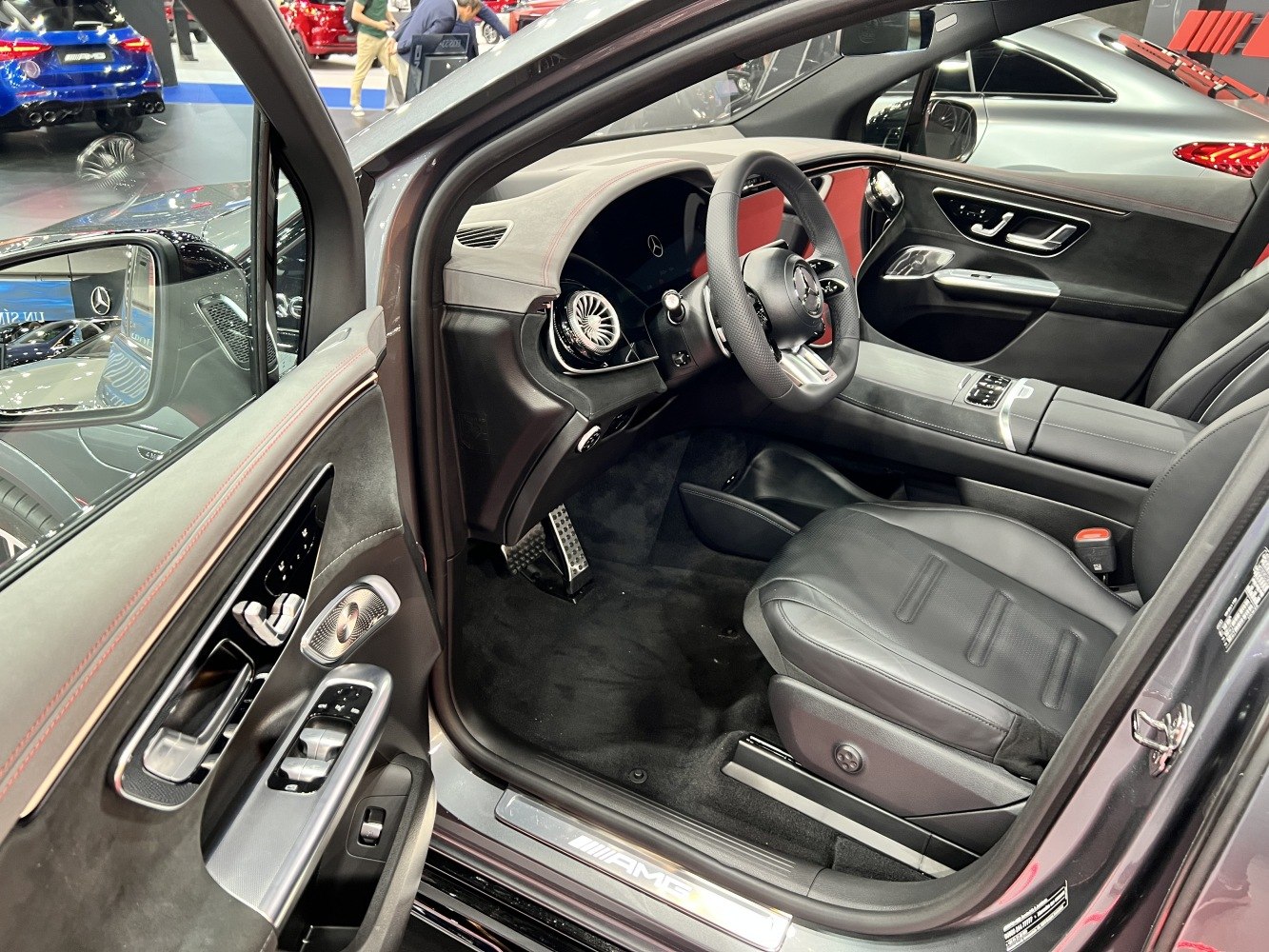 Advanced dashboard with digital cluster and luxury seating inside a modern SUV