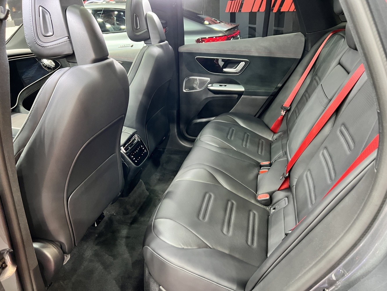 Rear seats with black leather and red seat belts