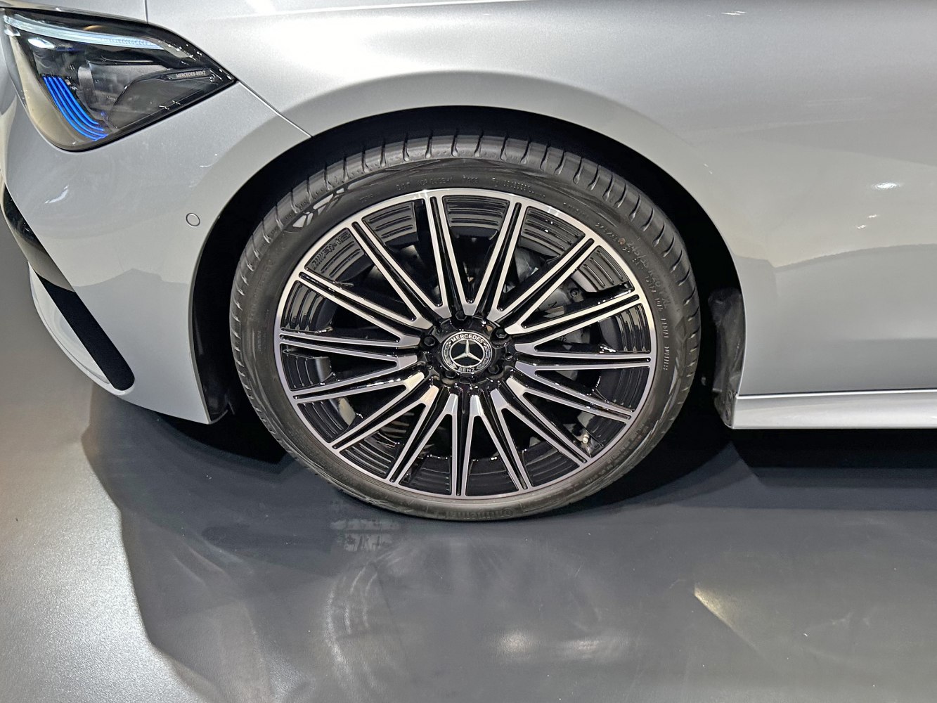 Alloy wheel and avant-garde headlight design