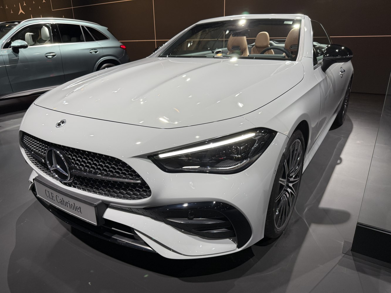 Stylish front profile with LED headlights and grille