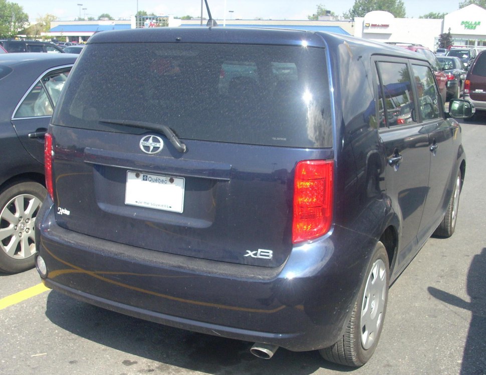 Rear view with boxy hatchback and vertical tail lights