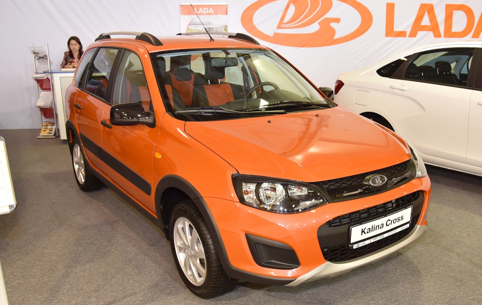 Compact crossover with rugged plastic cladding and roof rails
